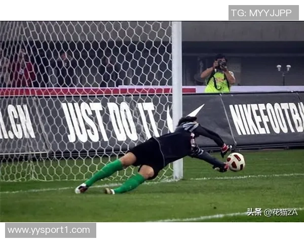 哈兰德错失绝佳机会左脚推射被大马丁轻松扑住