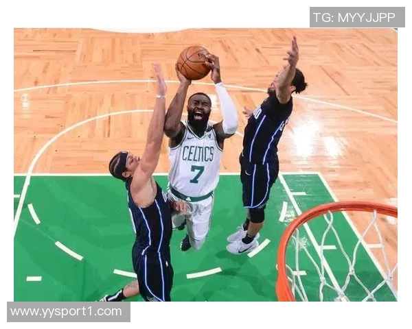 杰伦布朗半场表现抢眼17投8中三分球命中率高达60独得19分助力球队 杰伦布朗半场表现抢眼17投8中三分球命中率高达60独得19分助力球队