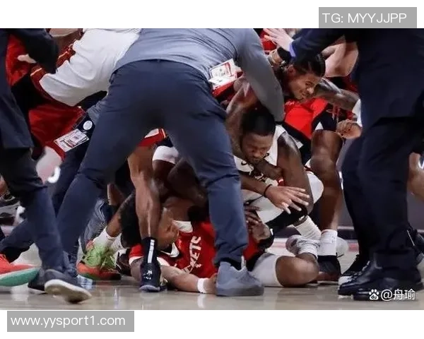 科尔透露巴特勒因脚踝扭伤缺席训练对湖人比赛出战存疑